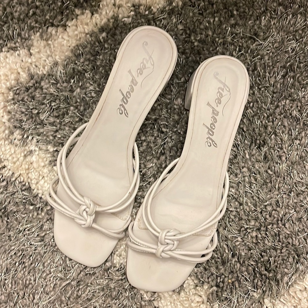 Grey low heeled sandals with front knot